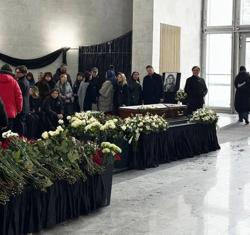 Люди у гроба Александра Олейникова