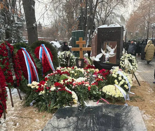 Веру Алентову похоронили рядом с мужем на Новодевичьем кладбище