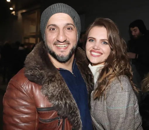 Арарат Кещян с женой Екатериной воспитывает трех дочерей