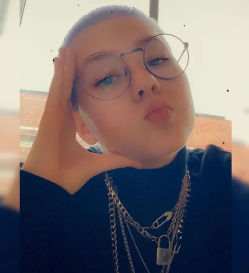 Лидия покрасила волосы в фиолетовый цвет Лидия покрасила волосы в фиолетовый цвет