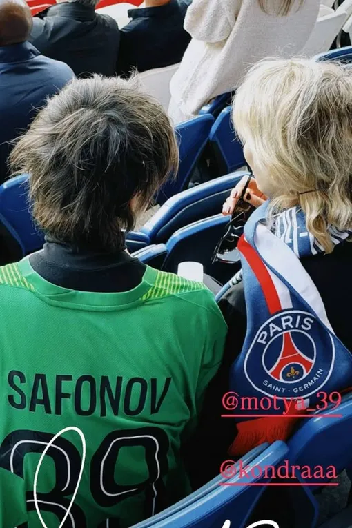 Земфира и Рената Литвинова на матче «ПСЖ» — «Бавария»