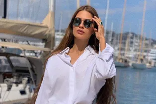 Виктория Боня в наряде любимого цвета прогулялась по набережной Круазет Виктория Боня в наряде любимого цвета прогулялась по набережной Круазет