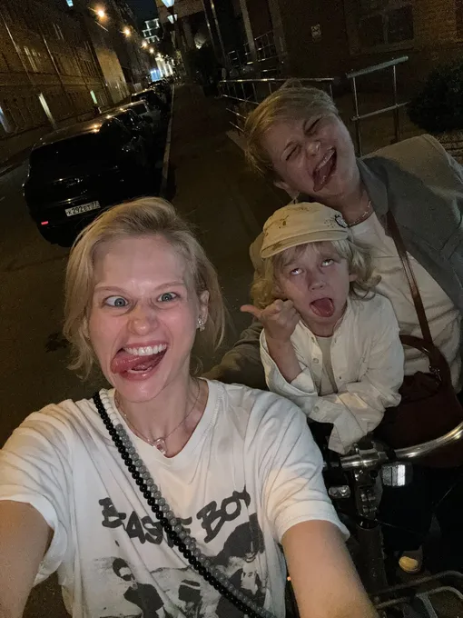 Саша Бортич поздравила маму с днем рождения Саша Бортич поздравила маму с днем рождения