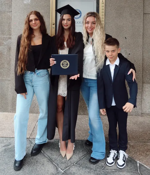Анна Седокова с детьми в США