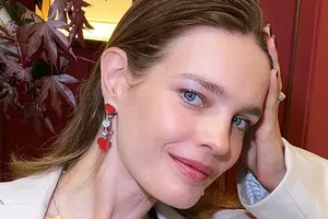 Наталья Водянова рассекретила шестую беременность, показав округлившийся живот в мини-поатье