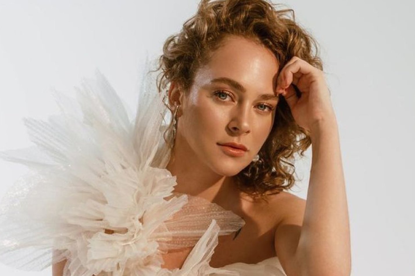 Gozal yalangoch qizlar porno video Yalangoch xotin erining dugonalari oldida yuradi