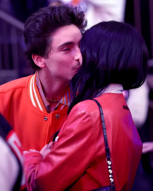 Тимоти Шаламе поцеловался с Кайли Дженнер на матче Тимоти Шаламе поцеловался с Кайли Дженнер на матче