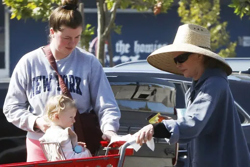 Три поколения женщин: Айрленд Болдуин вышла в свет с мамой Ким Бейсингер и дочерью после заявления о «ядовитых родных»