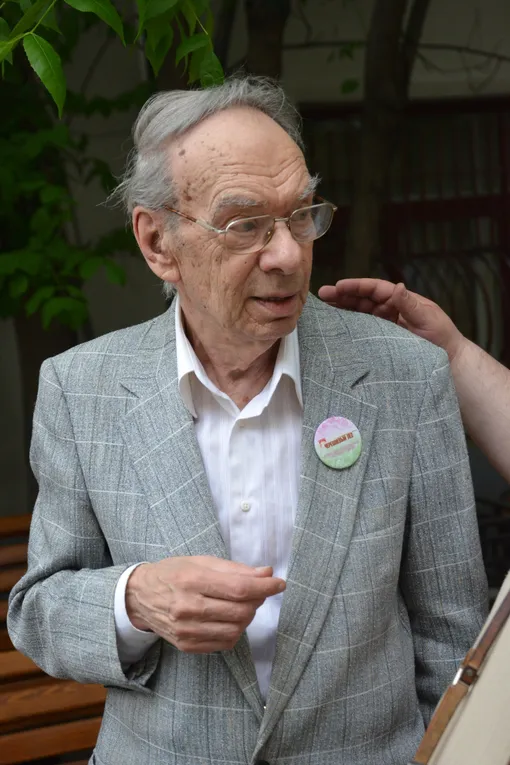Алексей Баталов большую часть времени проводит дома Алексей Баталов большую часть времени проводит дома