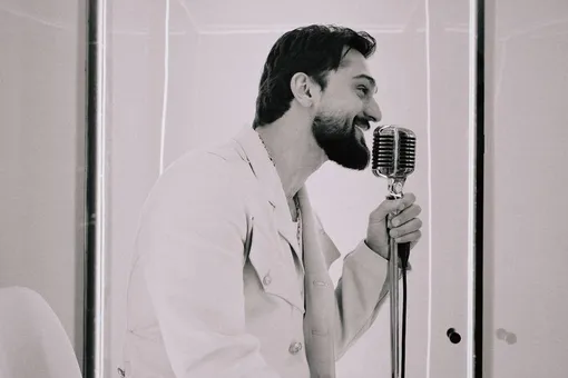 Популярный артист JONY провел благотворительный аукцион, посвященный выставке «Рядом» Популярный артист JONY провел благотворительный аукцион, посвященный выставке «Рядом»