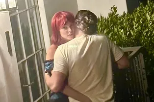 Объятия на веранде: Леонардо ДиКаприо вместе с 25-летней итальянской моделью поймали папарацци Объятия на веранде: Леонардо ДиКаприо вместе с 25-летней итальянской моделью поймали папарацци