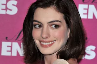 Беременную Энн Хэтэуэй испугали ее звездные подруги на baby shower Беременную Энн Хэтэуэй испугали ее звездные подруги на baby shower