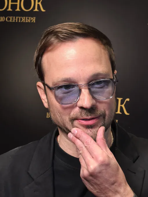 Алексей Чадов на премьере рассказал о воспитании сына от Агнии Дитковските Алексей Чадов на премьере рассказал о воспитании сына от Агнии Дитковските