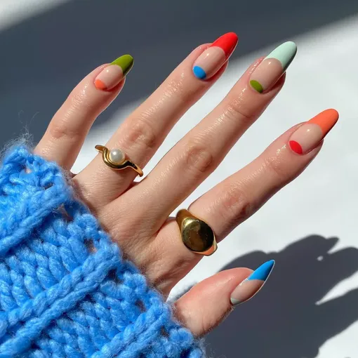 Френч с лунками отлично смотрится на ногтях, а также визуально удлиняет ногти