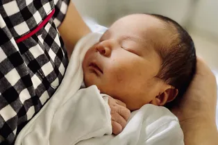 Родился первый в мире ребенок, зачатый в яйцеклетке вне тела женщины Родился первый в мире ребенок, зачатый в яйцеклетке вне тела женщины