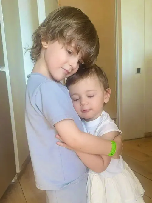 Лев и Лия обняли друг друга Лев и Лия обняли друг друга