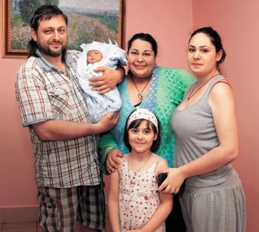 Мариам Мерабова с мужем Арменом и тремя детьми