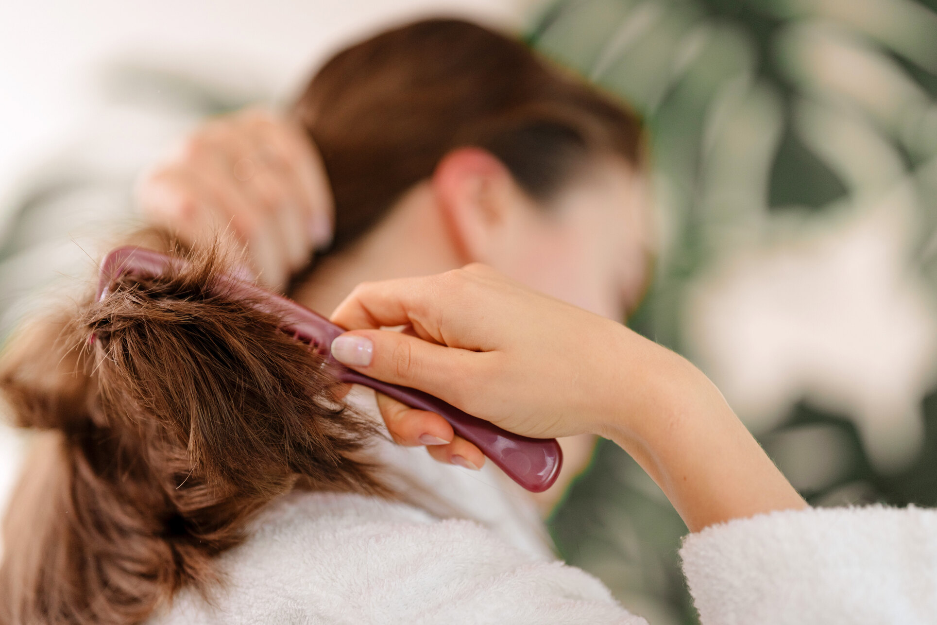 Как предотвратить выпадение волос: 5 секретов, которые стоит знать девушкам от 20 до 50+ лет