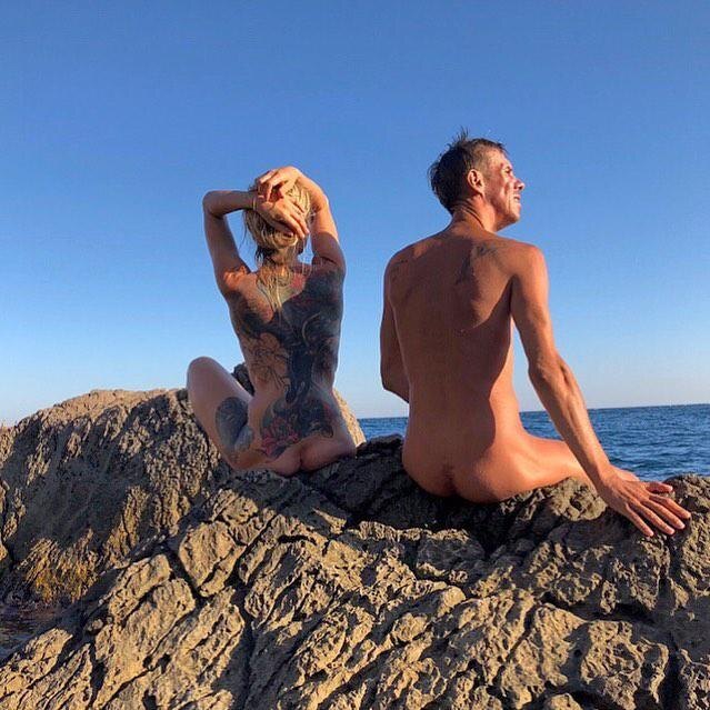 Іш киімдегі қызыл шашты қыздар