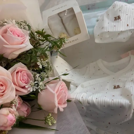 К своему посланию Юна приложила изображение детскую одежду и букет цветов К своему посланию Юна приложила изображение детскую одежду и букет цветов