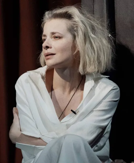 Актриса Театра имени Вахтангова Яна Соболевская в спектакле «Обыкновенное чудо» Актриса Театра имени Вахтангова Яна Соболевская в спектакле «Обыкновенное чудо»