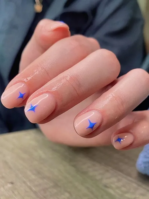 Даже маленький звездный рисунок может украсить базовый нюд