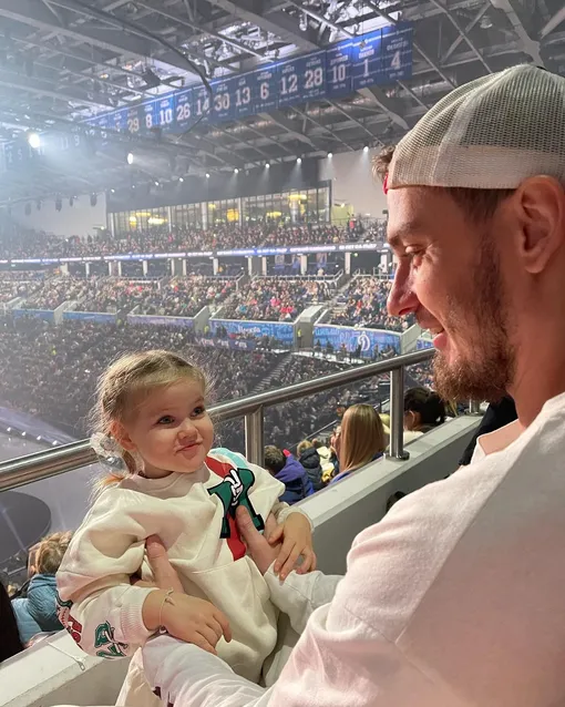 Игорь Макаров с дочерью на стадионе