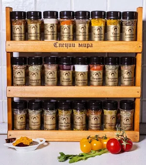 Подарочный набор из 24 видов специй на деревянной полке