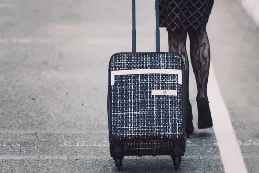 Карл Лагерфельд и Карин Ройтфельд сняли видео о новой линии багажа CHANEL Карл Лагерфельд и Карин Ройтфельд сняли видео о новой линии багажа CHANEL