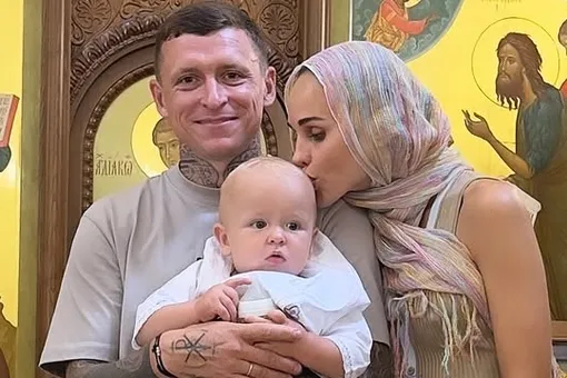 Павел Мамаев и Надежда Санько крестили младшего сына в Новодевичьем монастыре Павел Мамаев и Надежда Санько крестили младшего сына в Новодевичьем монастыре