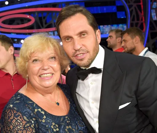 Александр Ревва наладил отношения с мамой Александр Ревва наладил отношения с мамой