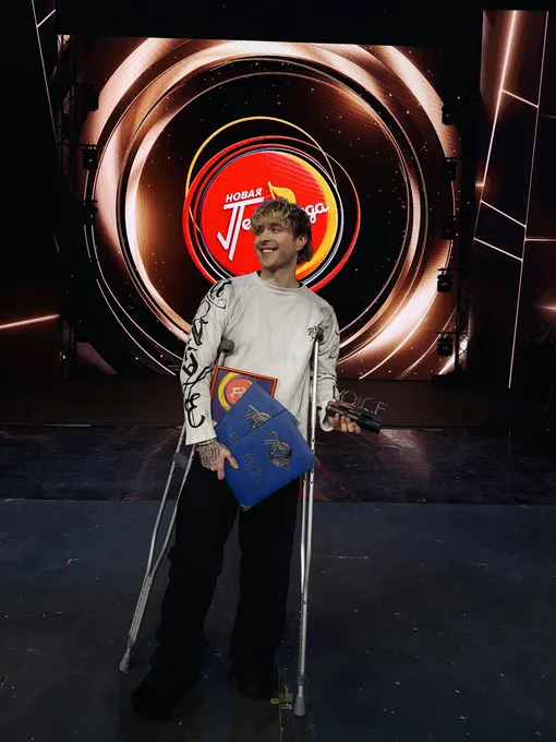 Егор Крид на костылях