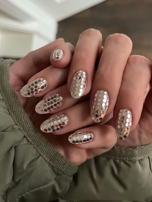 Этот маникюр с крупными серебристыми пайетками напоминает диско-шар
