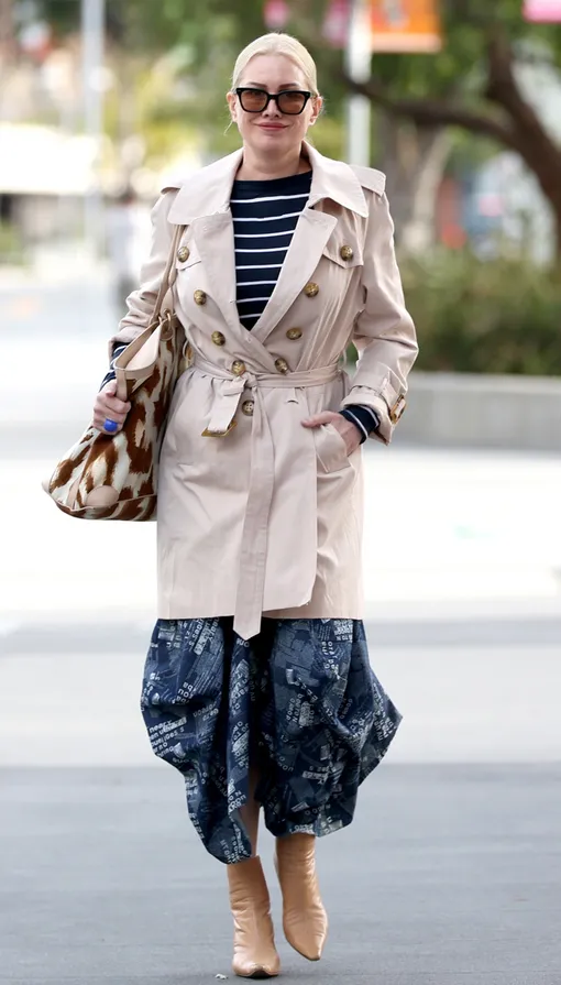 Элис Эванс держалась непринужденно