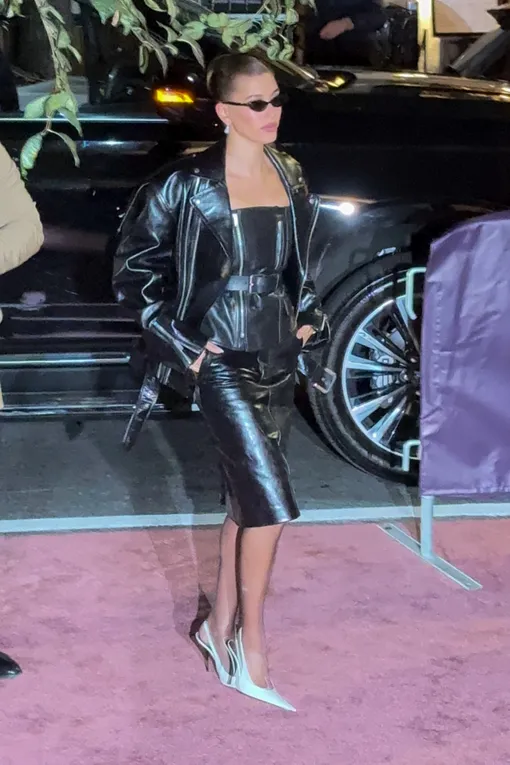 Хейли Бибер вышла в свет