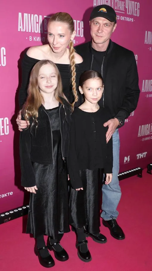 Анна Шевчук и Юра Борисов с дочками на премьере фильма «Алиса в стране чудес»