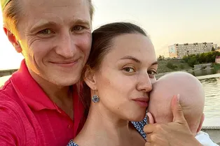 «Чудесные родители!»: актер сериала «Жуки» показал жену после родов и ребенка «Чудесные родители!»: актер сериала «Жуки» показал жену после родов и ребенка