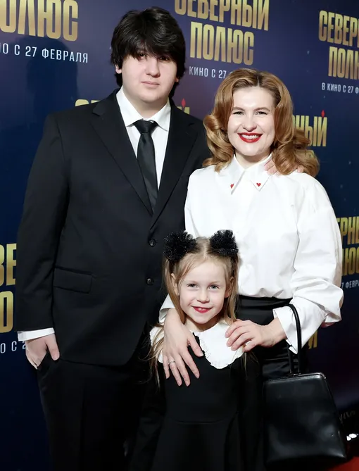 Анна Цуканова-Котт c сыном Михаилом и дочерью Лией на премьере фильма «Северный полюс»