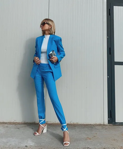 Брючный костюм отлично смотрится с изящными босоножками.