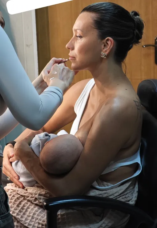 Регина Тодоренко кормит сына грудью Регина Тодоренко кормит сына грудью