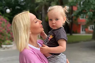 «Лизни. Вкусное?»: Лера Кудрявцева показала, как ее дочь попробовала мороженое «Лизни. Вкусное?»: Лера Кудрявцева показала, как ее дочь попробовала мороженое