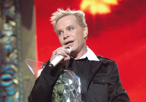 Постепенно хореографические номера в шоу Бориса Моисеева начали разбавляться его песнями Борис Моисеев