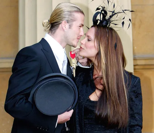 Виктория и Дэвид Бекхэм в Букингемском дворце после вручения ордена Британской империи Дэвиду в 2003 году Виктория и Дэвид Бекхэм в Букингемском дворце после вручения ордена Британской империи Дэвиду в 2003 году