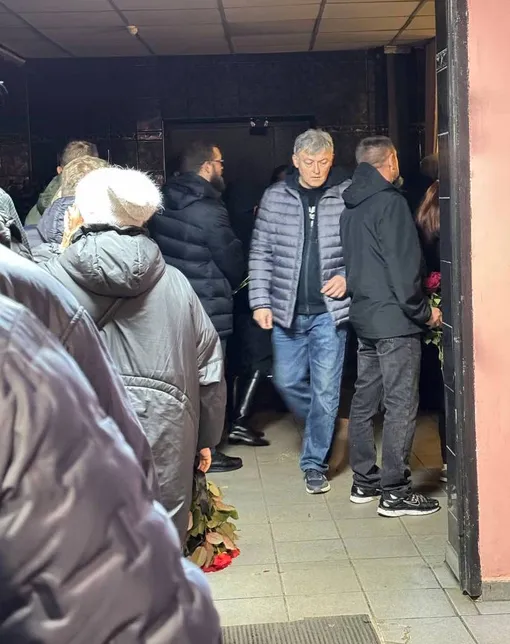 С погибшим режиссером и оператором Сергеем Политиком простились родные, близкие и коллеги С погибшим режиссером и оператором Сергеем Политиком простились родные, близкие и коллеги