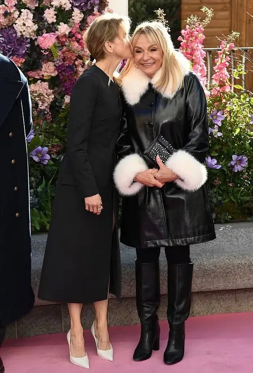 Рене Зеллвегер и Хелен Филдин на открытии статуи в Лондоне Рене Зеллвегер и Хелен Филдин на открытии статуи в Лондоне