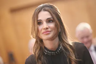 Может ли королева носить брюки-баллоны? Разбираем новый образ Рании