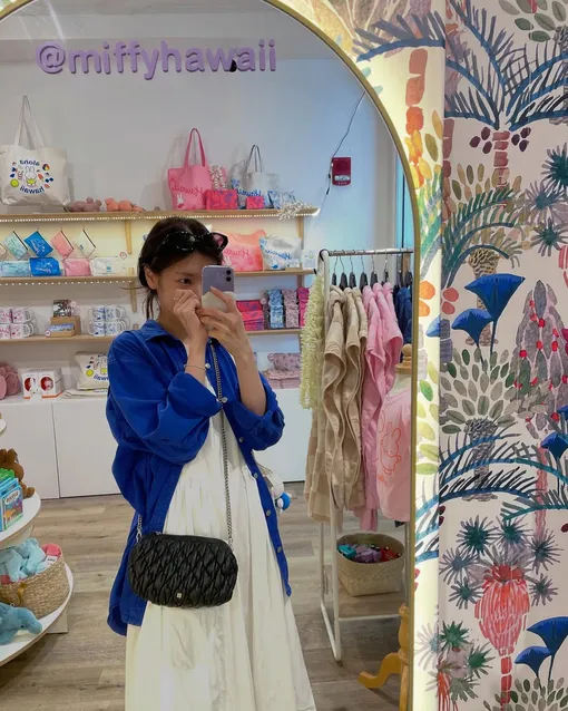 Чон Со Мин показала прогулку по местным улицам и магазинчикам