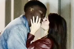 Целующую молодого французского комика Эмили Ратаковски сняли папарацци