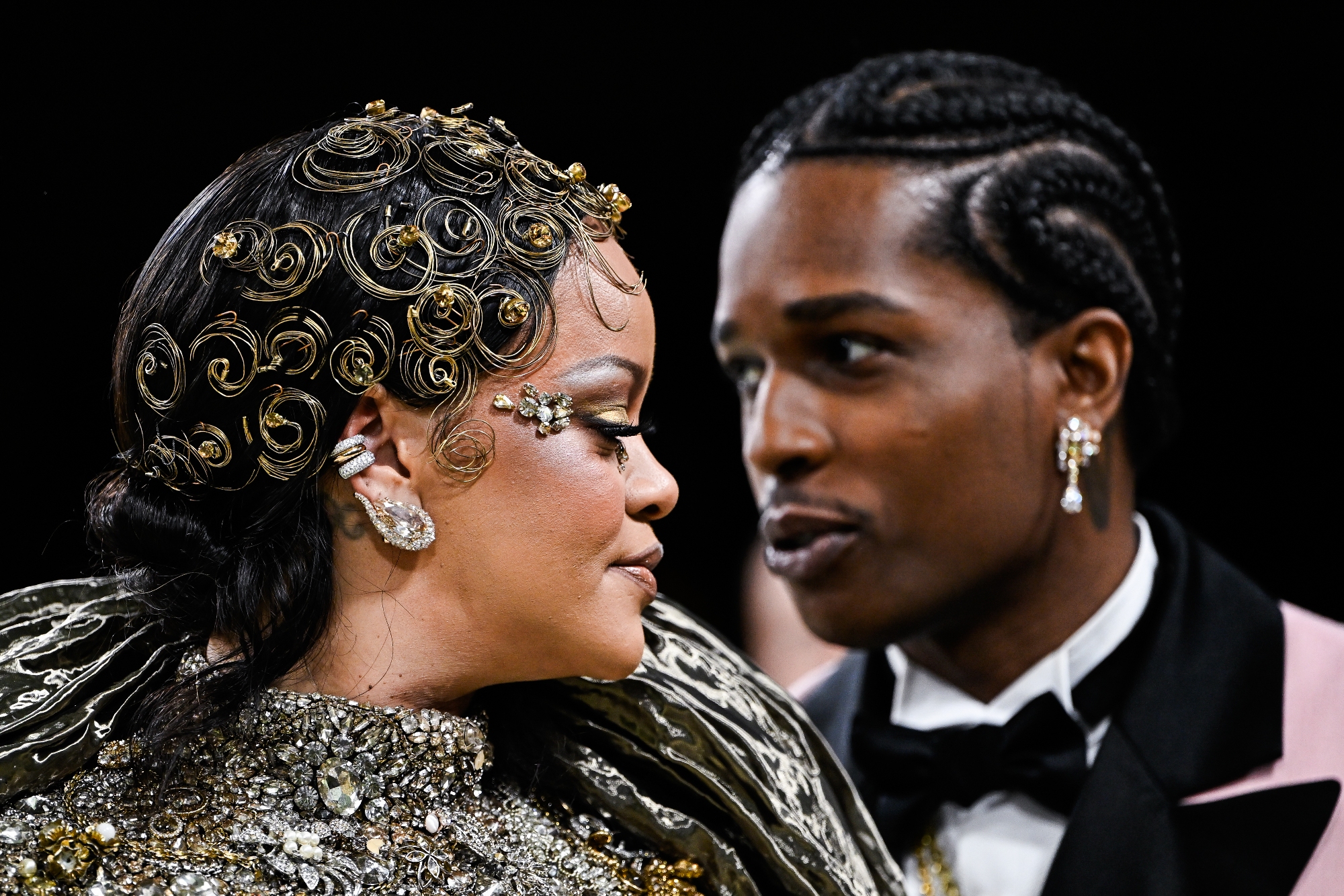 Супруги на Met Gala: Рианна в «фольге от шоколадки» и A$AP Rocky в розовом смокинге-халате вышли в свет