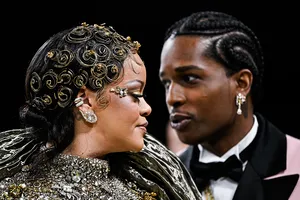 Супруги на Met Gala: Рианна в «фольге от шоколадки» и A$AP Rocky в розовом смокинге-халате вышли в свет